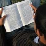 pria membaca injil